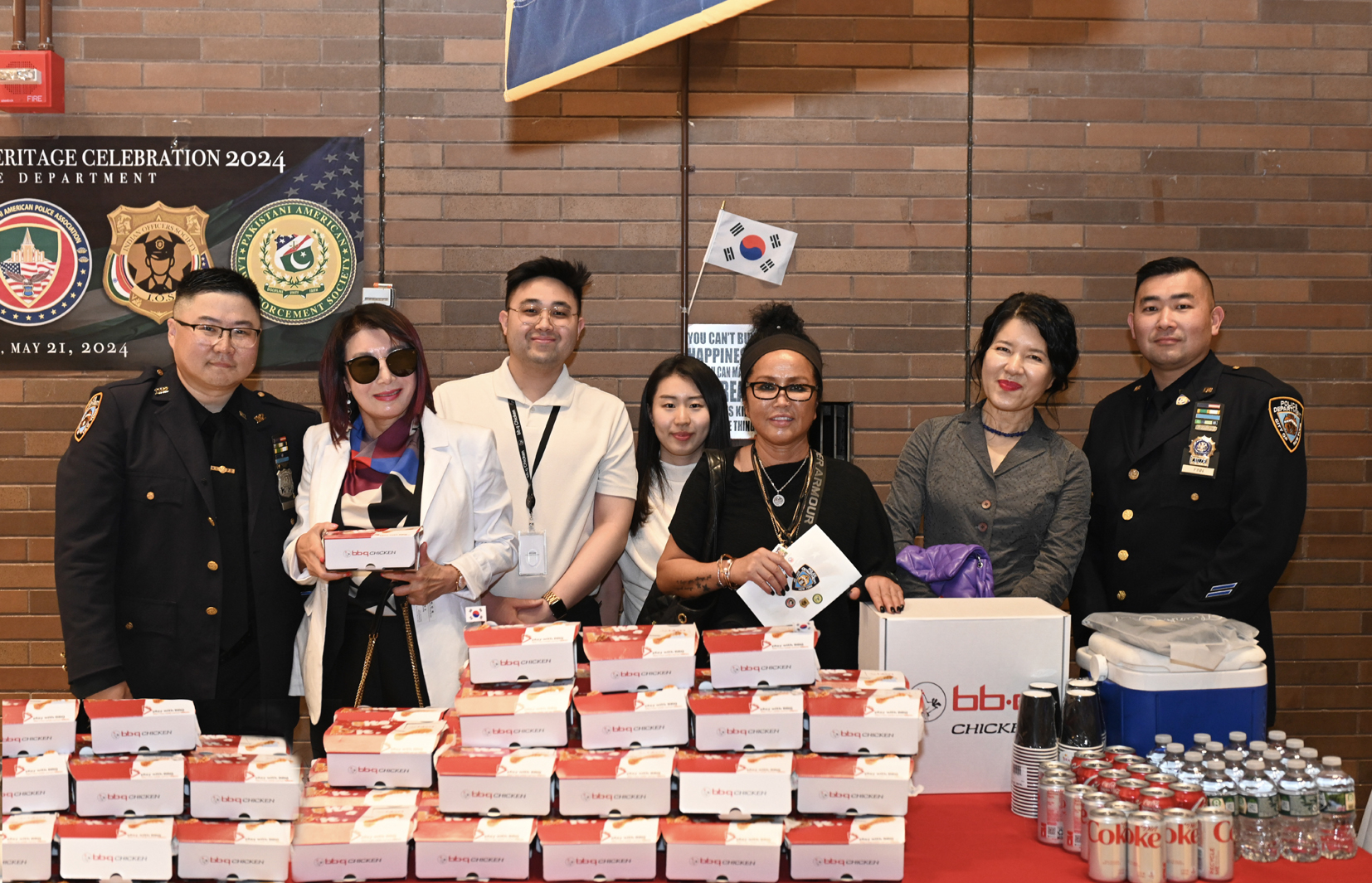 뉴욕코리아타운협회(New York Korea Town Association/회장 이영희) 임원진은 지난 21일 뉴욕시 맨해튼에 있는 원 폴리스 플라자(One Police Plaza)에서 개최된 아시안 아메리칸 6개국 경찰 행사에 참석해 한인들의 생명과 재산을 보호하기 위해 수고하는 한인 경관들을 위로하고 bbq 치킨에서 제공한 치킨 박스를 전달했다. [뉴욕코리아타운협회]