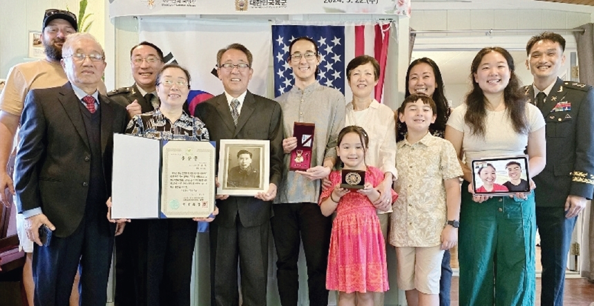 6·25전쟁 참전영웅 고 정종덕 소령의 유가족과 황인수(준장) 대한민국 육군인사사령부 인사행정처장(왼쪽 세 번째)이 22일 뉴욕주 나이아가라카운티에서 고 정종덕 소령의 은성화랑무공훈장 전수 후 기념사진을 촬영하고 있다.  [사진 육군인사사령부]