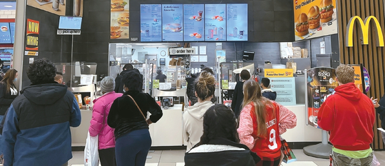 패스트푸드 가격이 너무 올라서 일부 소비자들에게 사치품으로 여겨지고 있다는 조사가 나왔다. 맥도날드 매장 내 모습. 