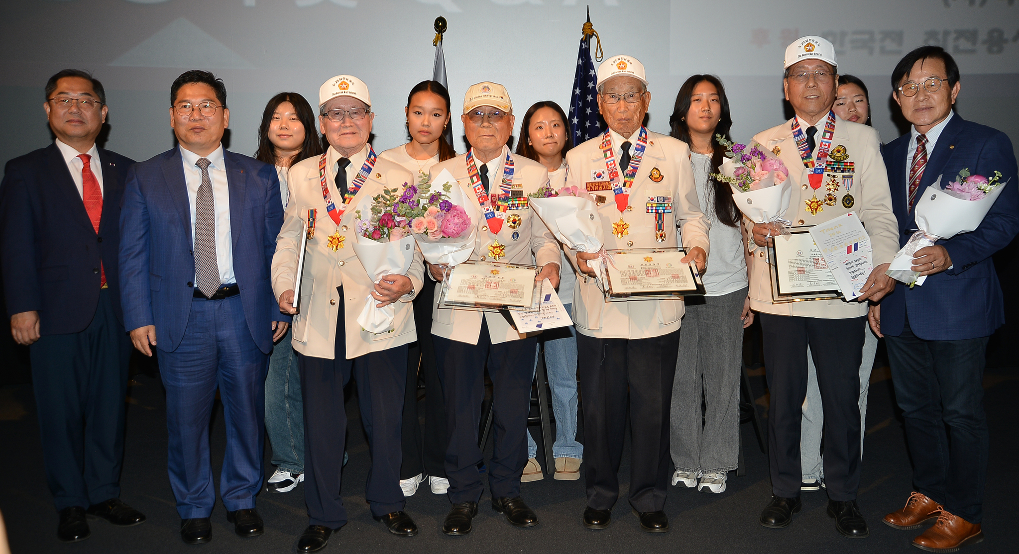 평화의 메달을 받은 한국전 참전유공자들. 맨 오른쪽이 설증혁 평통 회장. [평통 제공]  