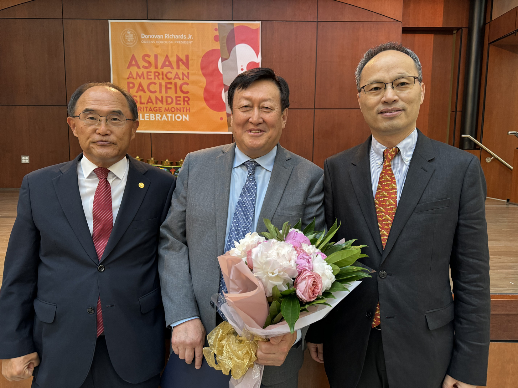 김광석 뉴욕한인회장(가운데)이 퀸즈보로 공로장을 받은 후 뉴욕총영사관 이상호 부총영사(오른쪽)와 최원철 이사장(왼쪽)과 자리를 함께했다. [사진 뉴욕한인회] 