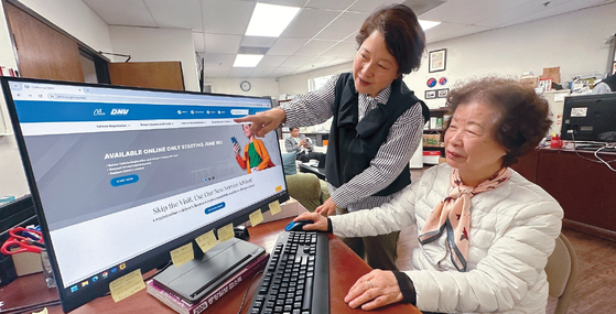 한인타운 시니어&커뮤니티 센터(이사장 신영신) 김윤수(왼쪽) 부장이 3일 한인 시니어에게 DMV 웹사이트 사용법을 설명하고 있다.  김상진 기자