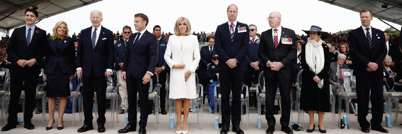 조 바이든 대통령(왼쪽 세 번째)이 6일 프랑스 노르망디 오마하 해변에서 열린 D데이(노르망디 상륙작전) 80주년 기념식에 참석했다. 이날 바이든 대통령은 “러시아 침략을 받고 있는 우크라이나를 위해 물러서지 않을 것”이라고 밝혔다.  [로이터]