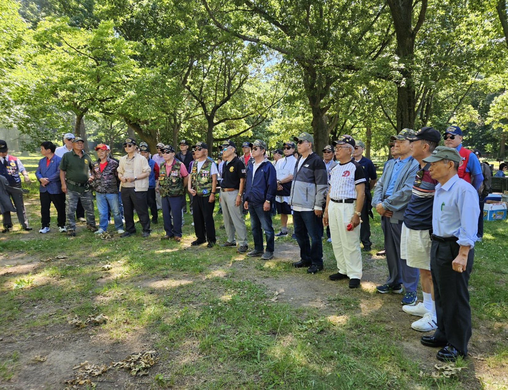 뉴욕베트남참전유공자전우회(회장 제임스 정) 제15대 임원 및 회원들은 8일 앨리폰드파크에서 야유회를 개최했다. 이날 행사에는 회원들과 가족들이 함께 참석해 6월의 신록 속에 전우애를 다지고 화합을 나눴다. [뉴욕베트남참전유공자전우회] 