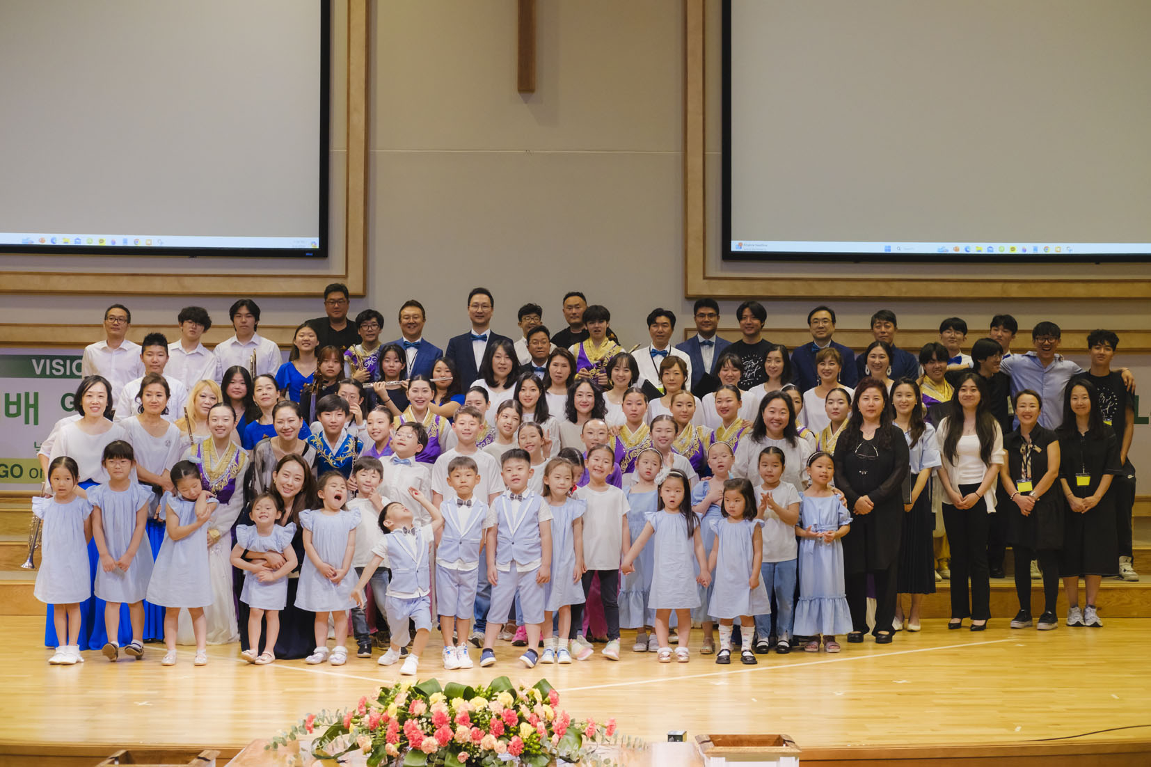 뉴욕기독교예술선교회는 지난 8일 뉴욕 센트럴교회에서 제8회 정기 찬양연주회를 개최했다. 아프리카와 필리핀 지역을 돕는 그루터기 선교회를 후원하기 위한 이번 콘서트는 ▶Young Adults Praise Team ▶Christian Orchestra ▶클래식 앙상블 ▶합창단 ▶뮤지컬 팀 ▶국악선교단 등의 찬양과 연주로 진행됐다.  [뉴욕기독교예술선교회]