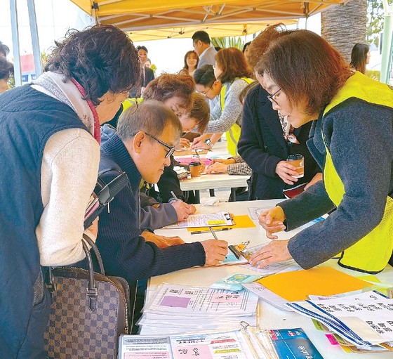 지난 2월 남가주사랑의교회에서 학생의 성정체성 여부 또는 성전환자로 정의한 사실을 부모에게 통보하지 못하도록 하는 법안에 반대하는 '가주 아동보호 주민발의안' 상정을 위한 서명운동을 하고 있다. [남가주서명운동본부 제공]