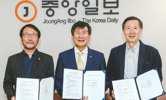 창간 50주년 기념 독자 가족사진 촬영 이벤트를 진행하는 중앙일보가 이번 행사를 함께하는 캘코보험과 남가주사진작가협회와 이에 관한 업무협약식(MOU)을 12일 체결했다. 사진은 왼쪽부터 김상동 남가주사진작가협회 회장, 진철희 캘코보험 대표, 남윤호 미주중앙일보 대표. 김상진 기자