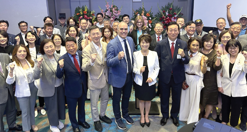 21일 달라스 중앙일보 창간행사에 모인 각계 리더들이 신문의 발전을 기원하며 파이팅을 외치고 있다. 이날 창간식에는 (왼쪽 세번째부터) 오원성 달라스 민주평통 회장, 남윤호 미주중앙일보 대표, 스티브 베빅 캐롤튼 시장, 김현주 달라스 중앙일보 대표, 김성한 달라스 한인회장 등이 참석했다.