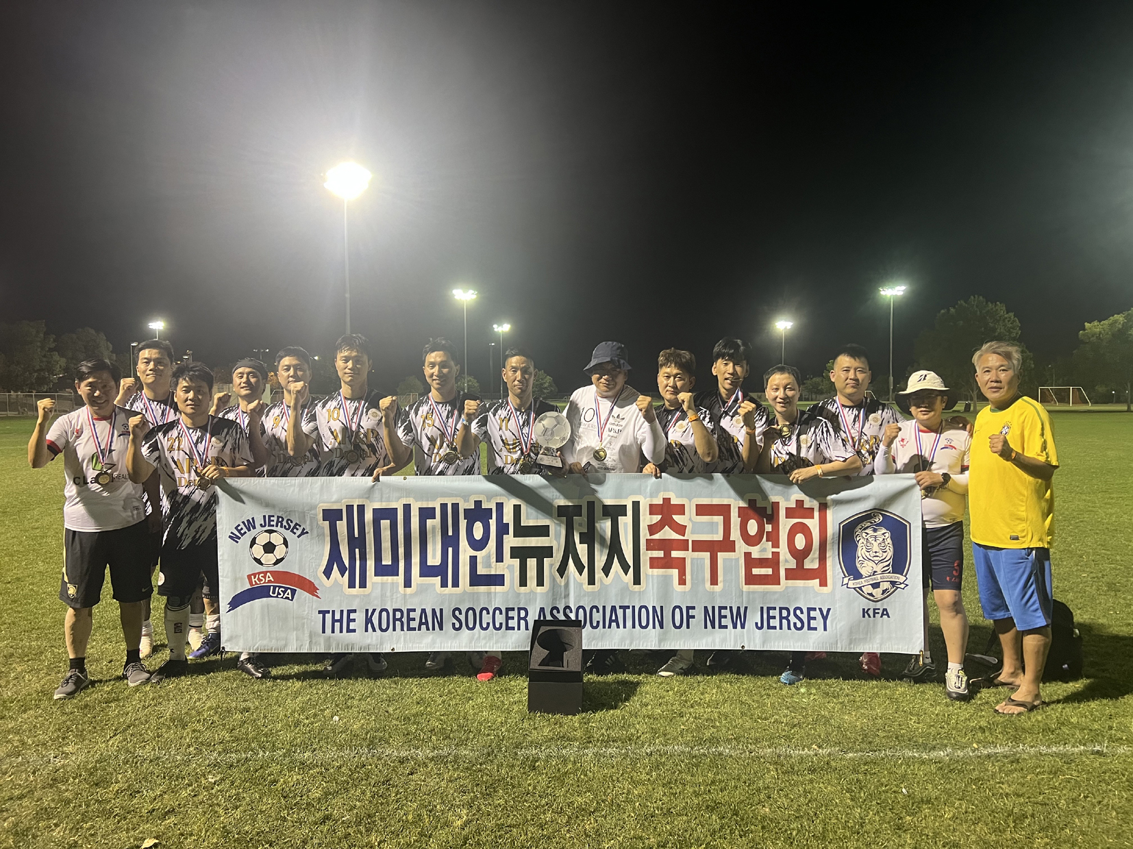 지난 22일과 23일 네바다주 라스베이거스에 열린 전미축구대회에 참가한 뉴저지 축구팀은 OB(40대 연령층 선수) 부문에서 우승을, YB(청년) 부문에서는 1승1패로 아깝게 4강에서 탈락했다는 소식을 전해왔다. 뉴저지 축구팀은 지난해 제22회 뉴욕 전미체전에서 4개 부문 금메달, 한국 전국체전에서 18세 대표팀(뉴욕·뉴저지)이 준우승을 차지했다. [뉴저지 축구팀] 