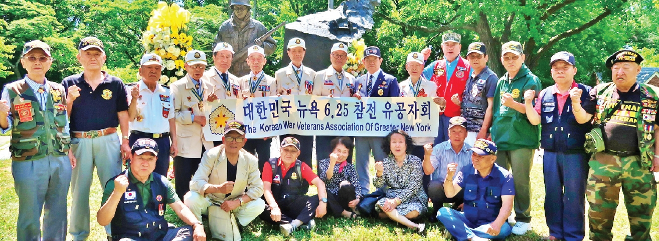 대한민국6·25참전유공자회 뉴욕지회가 24일 플러싱 키세나파크 한국전 참전용사 기념비에 헌화했다. 박근실 회장(뒷줄 왼쪽 8번째)은 ″참전용사의 희생 덕에 평화가 있다″고 했다. 유공자회는 이어 25일 플러싱 디모스연회장서 참전용사들을 초청해 한국전쟁 74주년 기념식을 가졌다.  [대한민국6·25참전유공자회 뉴욕지회]