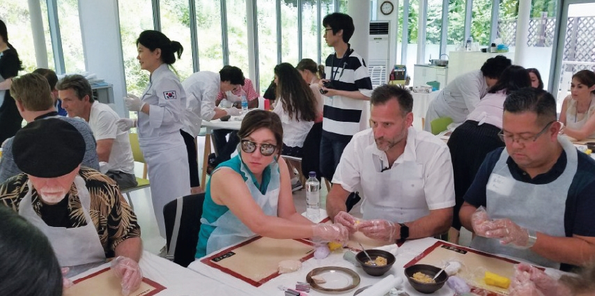 지난 2018년 진행된 공립학교 교육행정가 한국방문 연수 프로그램 참가자들이 한국문화를 경험하고 있다. [중앙포토]