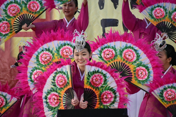 지난해 에코파크에서 열린 연꽃축제에 참가한 이정임무용단이 공연하고 있는 모습. [중앙포토]