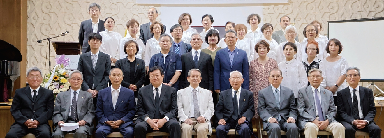 백범김구선생기념사업회뉴욕지회(회장 김광석, 앞줄 왼쪽 네 번째)는 26일 퀸즈 베이사이드 뉴욕한인봉사센터(KCS)에서 안중근의사숭모회뉴욕지회와 백범김구선생 서거 75주기 추모식을 열고, 50여명이 참여한 가운데 김구선생의 뜻을 기렸다고 밝혔다.  [백범김구선생기념사업회뉴욕지회]