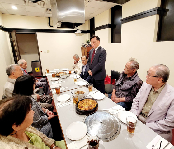 도광헌 소장이 6.25 한인 참전 유공자들에게 감사 오찬을 제공하고 있다.