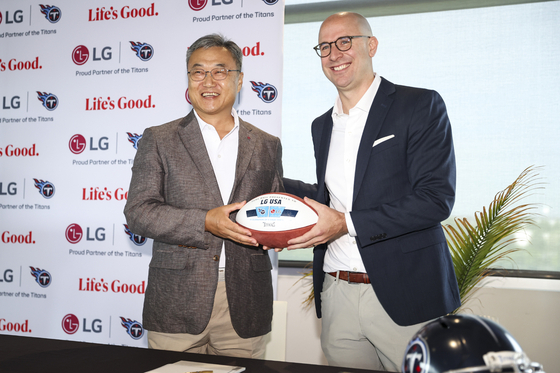 LG전자가 전국 생활가전의 핵심 생산거점인 테네시의 내슈빌(Nashville) 기반 프로풋볼(NFL)팀 ‘테네시 타이탄스(Tennessee Titans)’ 후원 계약을 3년 연장, 지역사회 공헌 사업을 이어간다고 9일 밝혔다. 정규황 LG전자 북미지역대표 겸 미국법인장(부사장, 왼쪽)과 댄 월리 타이탄스 최고운영책임자(COO)가 후원 연장 계약을 자축하고 있다. [사진 LG전자]