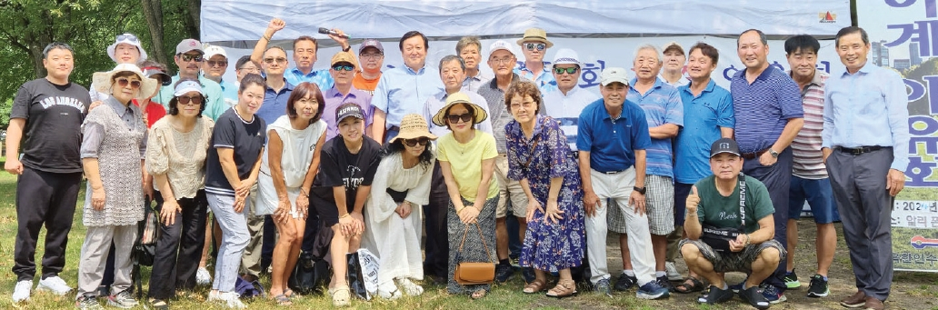 뉴욕한인수산인협회(회장 조동현, 뒷줄 왼쪽 10번째)는 지난 14일 퀸즈 앨리폰드파크에서 협회 회원과 그 가족, 김광석 뉴욕한인회장(뒷줄 왼쪽 9번째) 등 약 70여명이 참여한 가운데 하계야유회를 개최했다.  [뉴욕한인수산인협회]