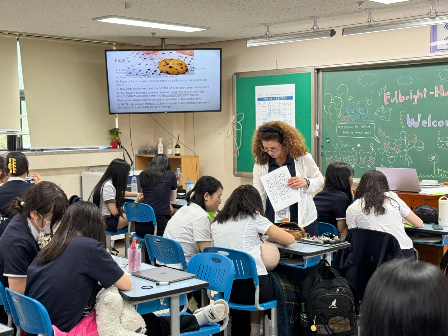 수-앤 알론소 웨인밸리고등학교 교사가 초코칩 쿠키를 사용한 환경과학 수업을 진행하고 있다. [윌리엄패터슨대 제공] 