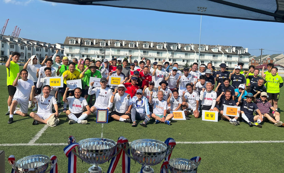 지난 21일 뉴저지주 엘리자베스 축구장에서 열린 뉴저지회장배 FA컵 축구대회에는 뉴욕·뉴저지 등 동북부 지역에서 18개 팀이 참가해 치열한 열전 끝에 YB 부문에서 레오니아, OB 부문에서 버팔로, 시니어 부문에서 뉴욕로얄스 팀이 우승을 차지했다. [뉴저지회장배 FA 축구대회]