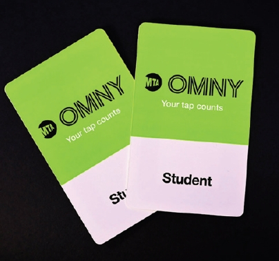뉴욕시가 오는 2024~2025학년도부터 학생들에게 새로운 ‘학생 옴니(OMNY)’ 카드를 배포한다고 발표했다.   [사진 MTA]