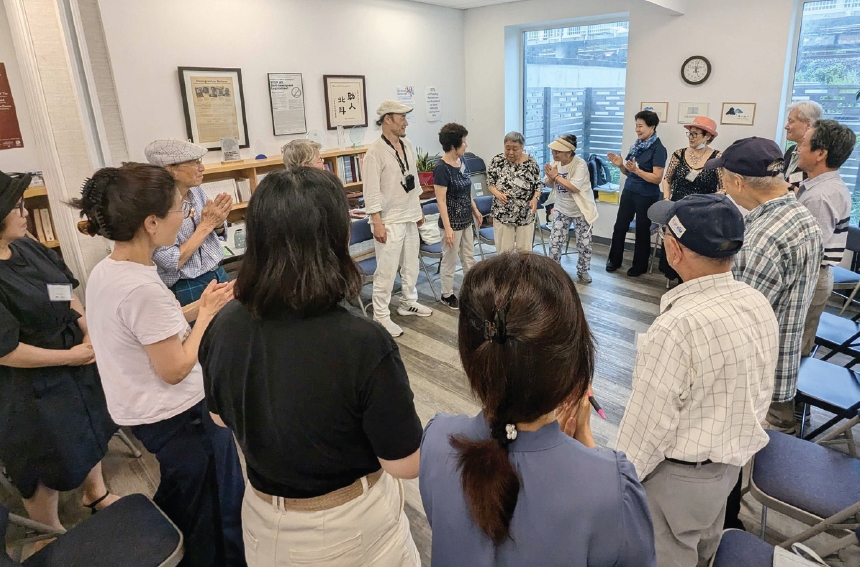 민권센터는 24일 해밀턴매디슨하우스, 뉴욕시 노인국과 함께하는 ‘한국인의 이야기: 나의 미국 이민 이야기’ 자서전 쓰기 세 번째 워크숍을 진행했다. 현재 10여명이 참여해 자신들의 이민 이야기를 작성하는 작업을 함께하고 있다.  [민권센터]