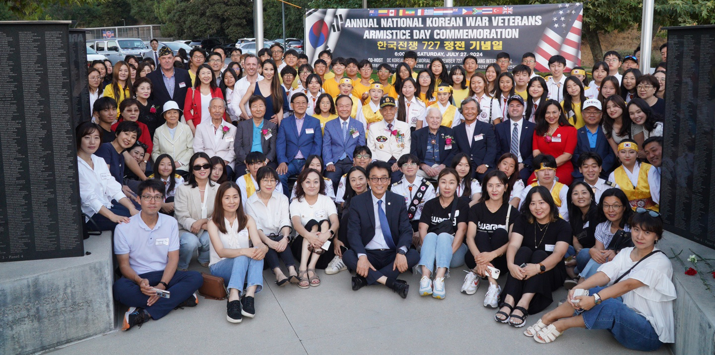 한국전쟁 휴전 기념일 행사 참석자들이 OC 한국전 참전 미군용사 기념비 앞에 함께 자리했다. [기념비위원회 제공]