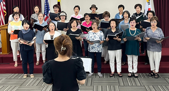 샬롬여성합창단 단원들이 지난 8일 OC한인회관에서 연습하고 있다. [합창단 제공]