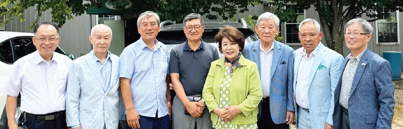 뉴저지한인상록회(회장 차영자, 왼쪽 5번째)가 다음달 12일 ‘늘푸른농장 추석맞이 대잔치’를 연다고 밝혔다. 상록회 이사진이 현장답사를 하고 있다.  [사진 뉴저지한인상록회]