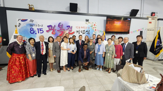 기념식 후 참석 내빈들이 조기중 총영사(가운데)와 기념 촬영을 했다. 