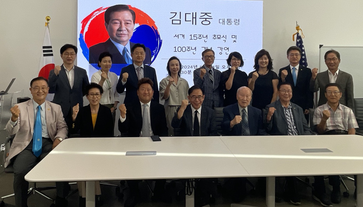 지난 14일 출범한 김대중 재단 미 서부지회, OC지부 관계자 등이 함께 자리했다. 뒷줄 오른쪽에서 세 번째가 장정숙 OC지부장, 앞줄 왼쪽 세 번째부터 김동수 미 서부 본부장, 김성곤 김대중 재단 재외동포위원장.