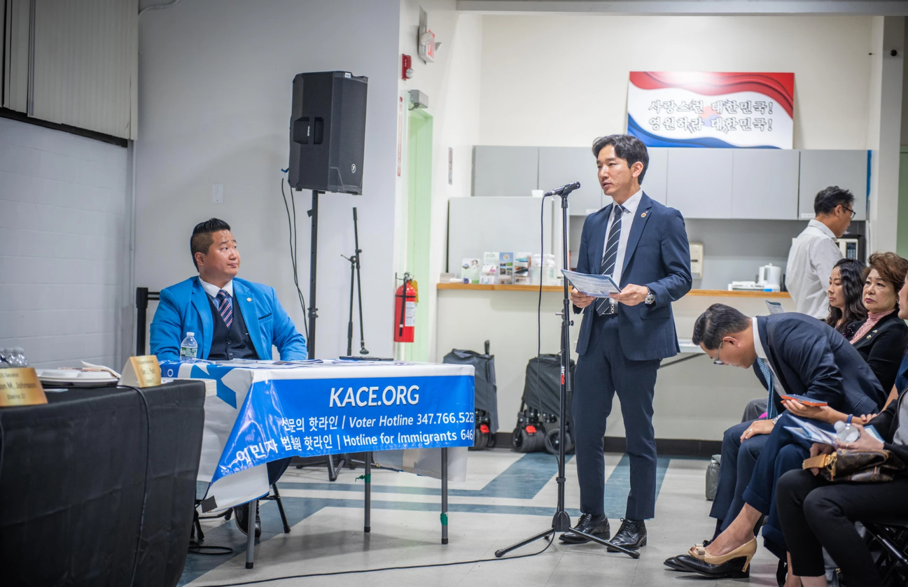 비영리단체 시민참여센터(KACE·대표 김동찬)는 14일 뉴저지주 팰리세이즈파크에 있는 뉴저지한인회(회장 아드리안 이·오른쪽) 한인회관에서 타운홀 미팅을 열고 한인사회를 찾은 고든 존슨 뉴저지 주상원의원(민주·37선거구)과 현안문제에 대해 논의하고 한인사회 입장을 전달했다. 이 자리에는 뉴저지네일협회·뉴저지한인상록회·기브챈스·포트리한인회 임원들이 참석했다.  [시민참여센터]