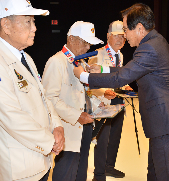 설증혁(맨 오른쪽) OCSD평통 회장이 한국전 참전용사들에게 '한반도 평화 메달'을 수여하는 모습. [평통 제공]