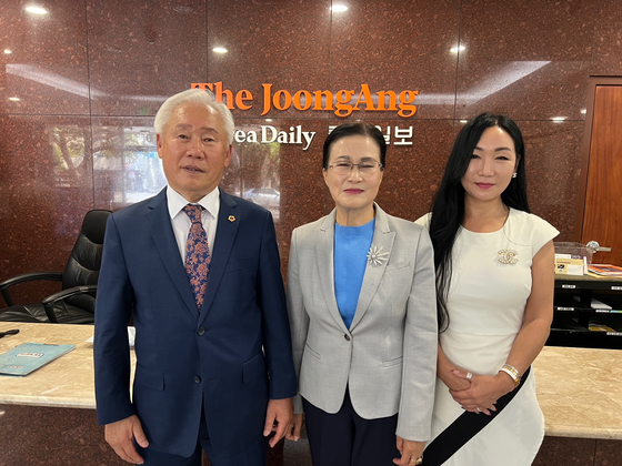 대한인국민회 기념재단이 100년사 발간 축하 행사에 한인들을 초대하고 있다. 왼쪽부터 권영신 상임고문, 클라라 원 이사장, 미셸 윤 사무총장. 