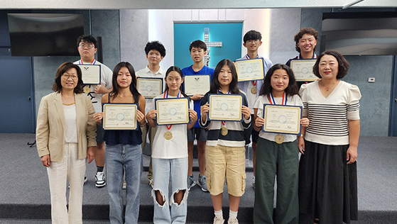 재미한국학교 콜로라도 지역협의회가 지난달 24일 토요일 오후 2시 협의회 소속 한국학교 학생 겸 보조교사 26명을 선정해 미국 대통령 자원봉사자 상과 재미한국학교협의회(NAKS) 차세대 리더상 시상식을 개최했다. 