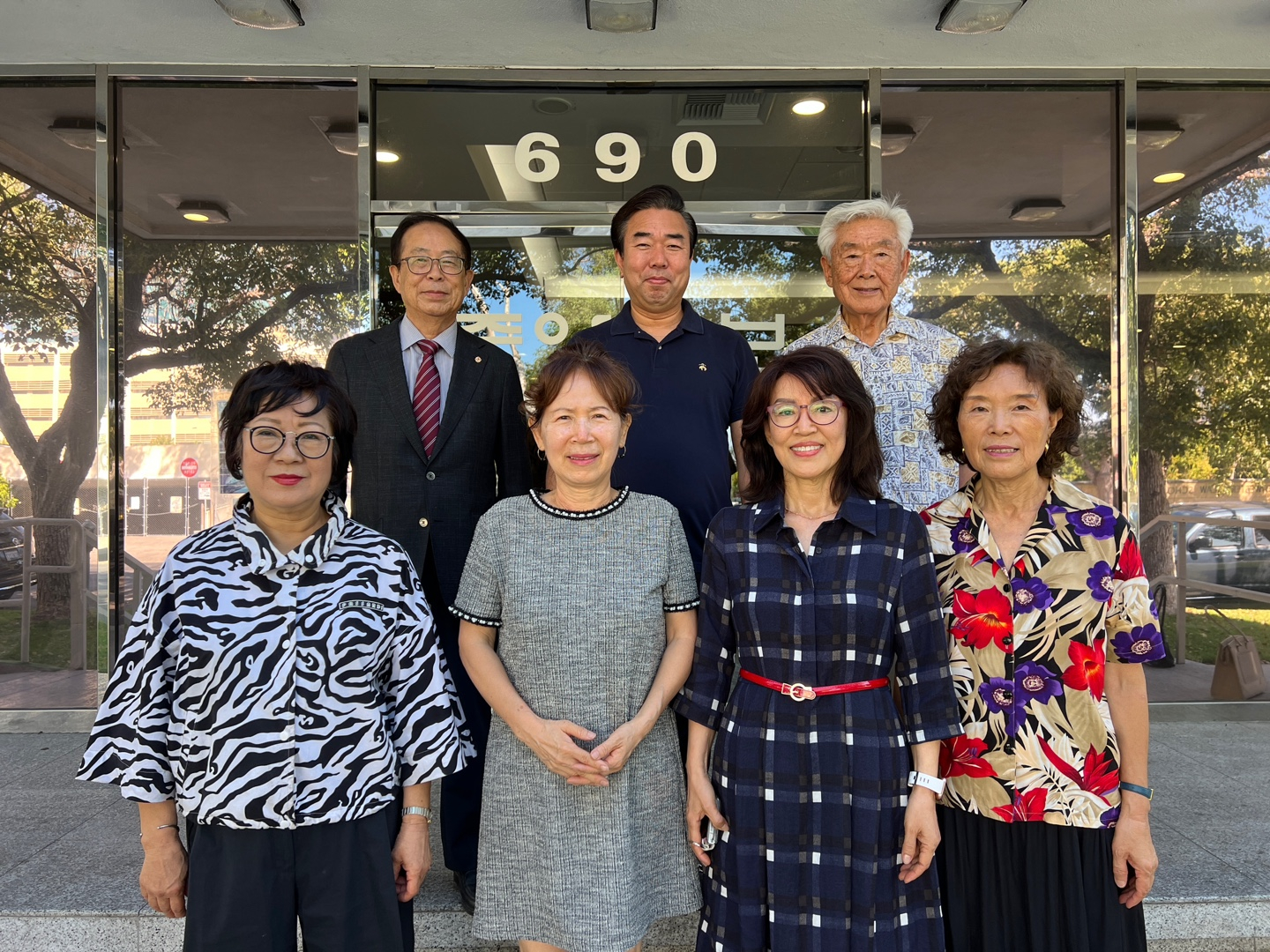 한국외대·GCEO 합창단 김재권(뒷줄 왼쪽부터) 단장, 오위영 지휘자, 김수영 이사장이 단원들과 정기공연을 알리고 있다. 