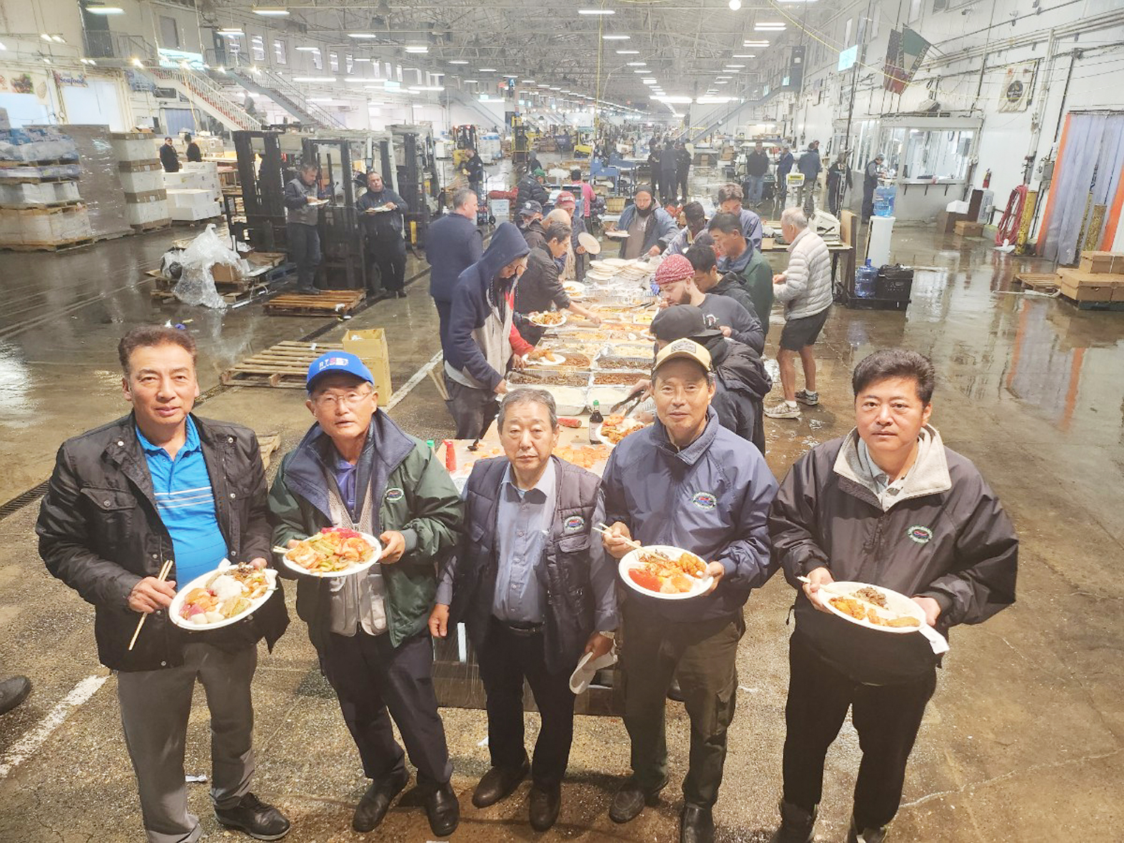 뉴욕한인수산인협회(회장 조동현, 가운데)가 11일 브롱스 풀턴 피시마켓에서 200여명의 회원이 모인 가운데 타민족 소·도매상과 추석 잔치를 통해 음식 나눔 행사를 열었다. [뉴욕한인수산인협회]