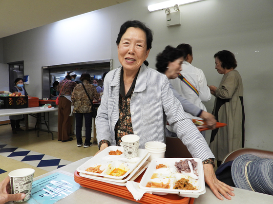  플러싱에 거주하는 조상남(85)씨는 집안일에 여성들이 동원돼 고초를 겪었던 한국에서와 달리 뉴욕의 자유로운 추석을 즐긴다. 장성한 아들과 지내지만, 한국의 문화와 달라 각자의 생활을 존중하고 요리도 자제가 한다. “뉴욕에 와선 명절에도 마음이 즐겁다”는 “미국에 뭐든 고맙다”며 잔반 처리에도 앞장선다.