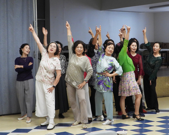  한국 고유의 명절에도 플러싱 KCS경로회관은 변함없이 문을 여는 가운데, 간이 무대에 서기도 하는 시니어들이 점심 식사 후 춤을 연습하고 있다. 장성한 자제를 걱정해야 하는 한국 생활과 달리 개인주의가 존중받는 뉴욕에선 자신의 생활을 꾸려나가는 게 당연해 행복하다는 게 이들의 설명이다.