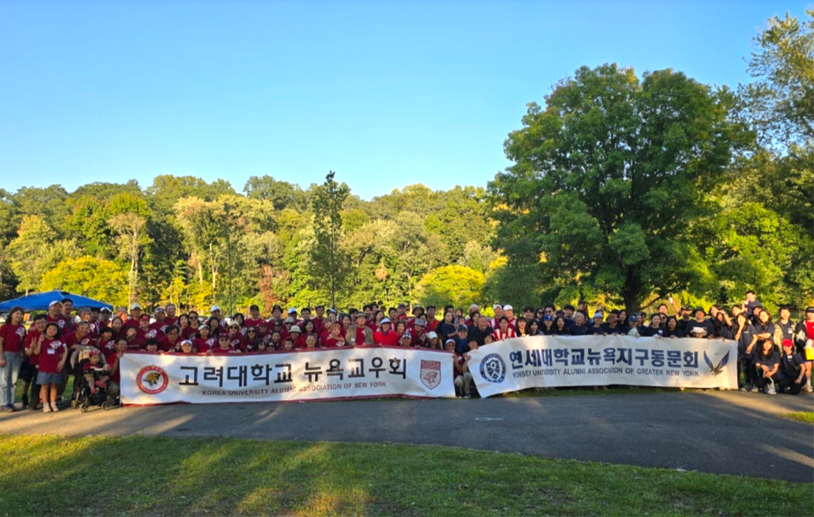 연세대와 고려대 뉴욕동문회는 지난 15일 뉴욕 라클랜드 호수 주립공원에서 ‘2024년 정기 연고전 및 야유회’를 개최했다. 양 대학 동문 및 가족 200여 명이 참석한 이날 행사는 합동 응원전과 함께 친선 경기 3게임(배구·족구·축구), 바비큐 점심식사 등이 우정·격려·화합 속에 진행됐다. [연세대·고려대 뉴욕동문회]