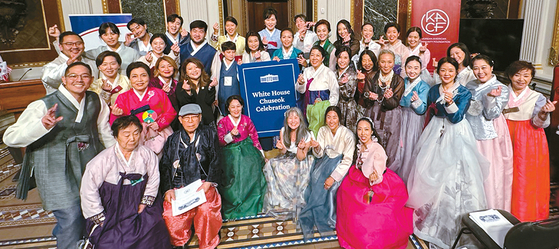 17일 한복을 차려입은 한인 참석자들이 백악관 추석 행사장에서 기념사진을 찍고 있다. [로라 박 제공]