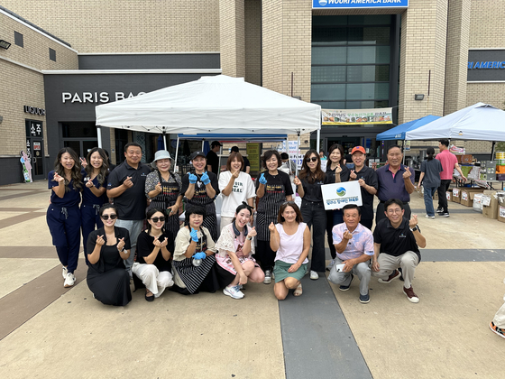 달라스 장애인 체육회가 14일(토) 개최한 제3회 전미주 장애인 체육대회를 위한 기금모금 바자회에서 봉사자들이 함께 사진 촬영을 하고 있다.