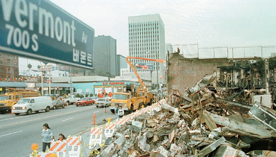 1992년 LA폭동은 한인경제의 기반을 뿌리째 흔드는 재난이었다. 그럼에도 한인들은 잿더미 속에서 새로운 발전을 이루어 나갔다.