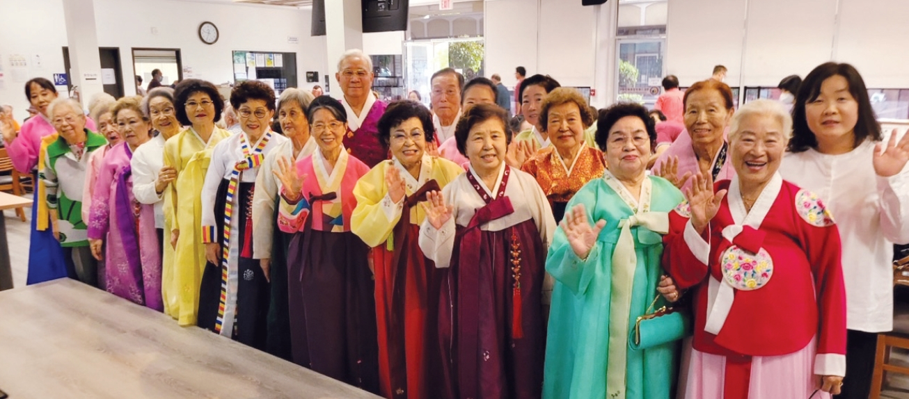 가든그로브 양로보건센터에서 지난 17일 추석 잔치가 열렸다. 이날 한인 시니어들은 한복을 입고 노래자랑과 장기자랑 등을 하며 즐거운 시간을 보냈다. 또한, 시니어들은 송편을 함께 나누며 담소를 나누는 등 추석 분위기를 만끽했다.  [가든그로브 양로보건센터 제공]