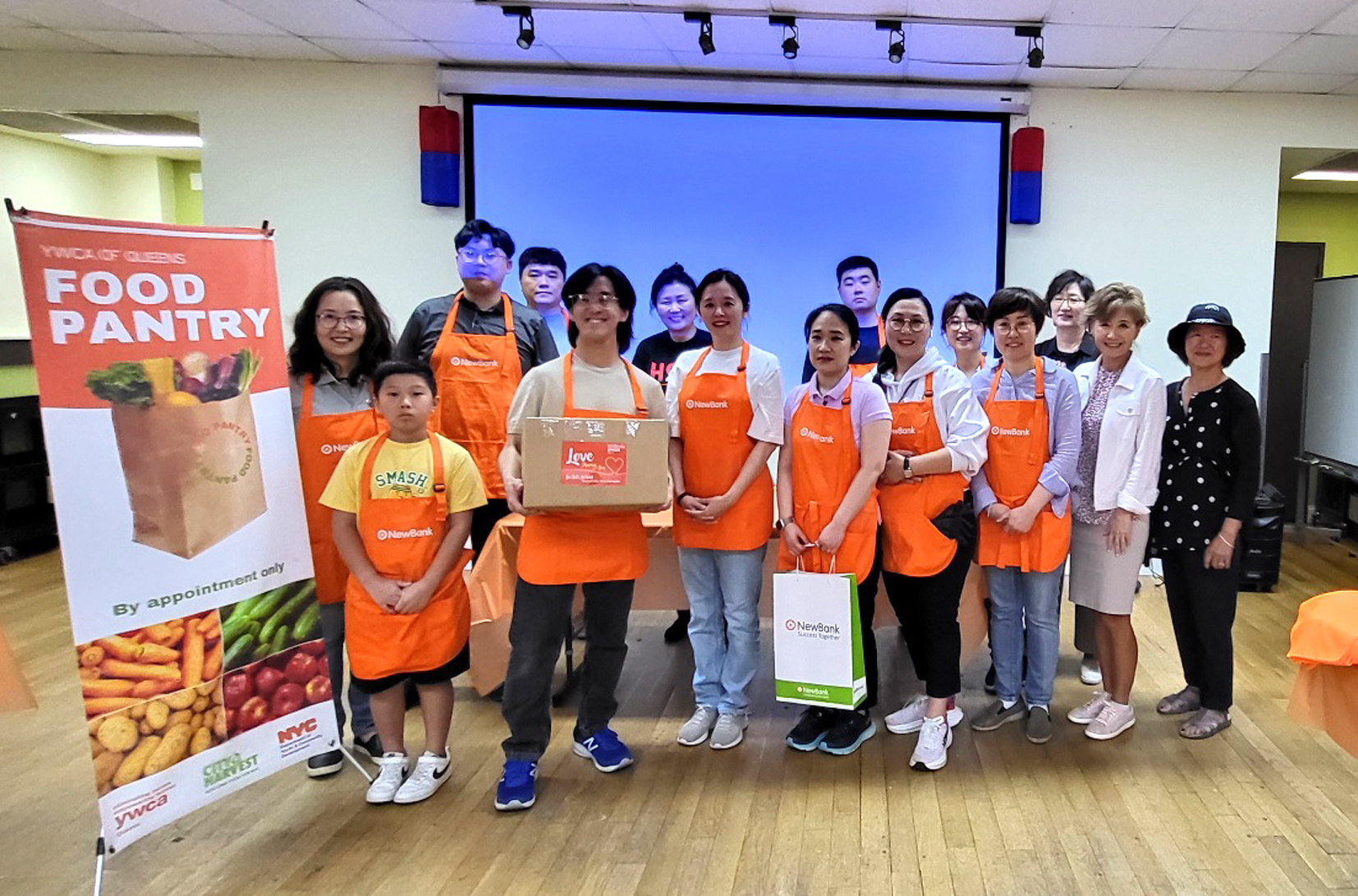 뉴뱅크 김은교 본부장과 윤지윤 플러싱 지점장 등 10여 명의 임직원은 지난 21일 퀸즈 YWCA 사랑의 나눔박스(Love Sharing Box) 봉사에 참여했다. 뉴뱅크 플러싱 지점은 이날 ‘유스 그룹’과 100개의 사랑의 나눔 박스를 준비하고, 재정 워크숍을 제공하고, 햇반·황도 복숭아 캔·스팸 각각 350개씩을 후원했다.  [퀸즈 YWCA]