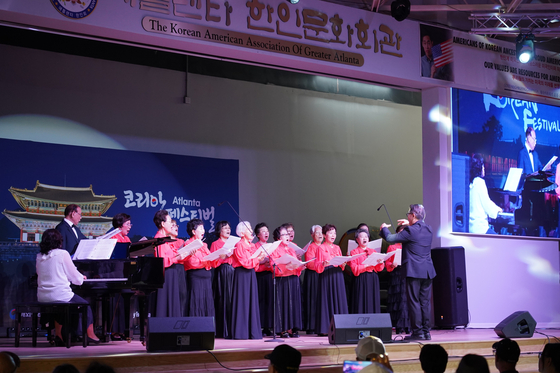 실내 강당에서도 여러 무대가 준비됐다. 사랑의 복지센터 합창단이 공연하고 있다.