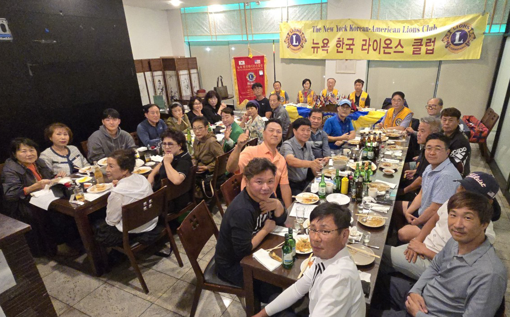 뉴욕한국라이온스클럽은 지난달 26일 베이사이드 중국집 식당에서 정기 월례회를 개최하고 오는 24일 가을산행, 오는 27일 치과봉사·한의봉사·무료 독감 예방주사를 제공하는 2024년 추계 의료봉사 행사를 열기로 의결했다. [뉴욕한국라이온스클럽]