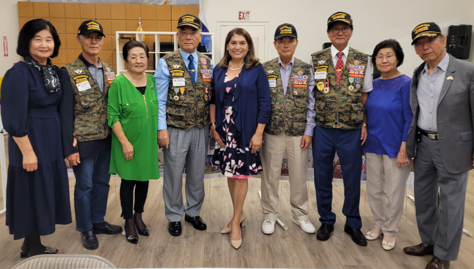 김기태(맨 오른쪽에서 세 번째) 회장, 김 염(왼쪽에서 네 번째) 이사장을 비롯한 대한민국 월남전참전자회 미 남서부지회 임원과 부인들이 섀런 쿼크-실바(김 이사장 오른쪽) 가주하원의원과 함께 자리했다.  [남서부지회 제공]