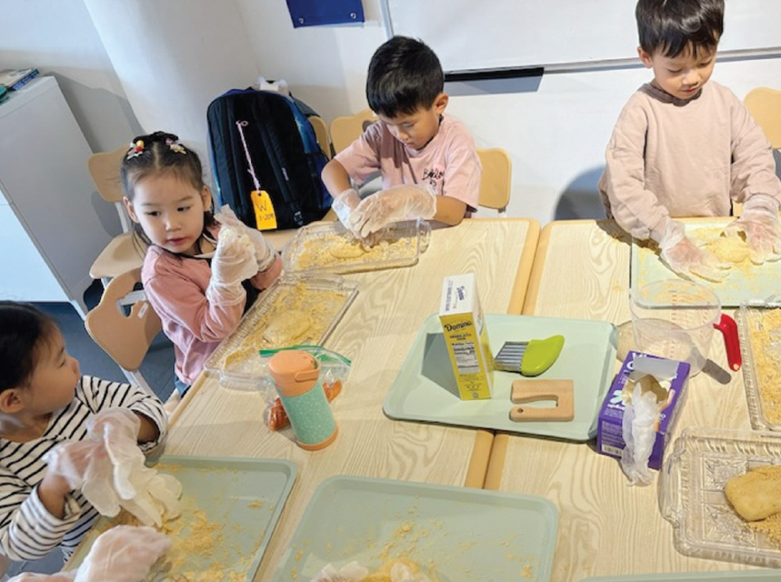 뉴욕 롱아일랜드시티에 위치한 한글학교 ‘케이톡(K-talk) 코리안 러닝 센터’에서 한국 전통 떡인 인절미 만들기 활동 수업에 참여 중인 학생들.