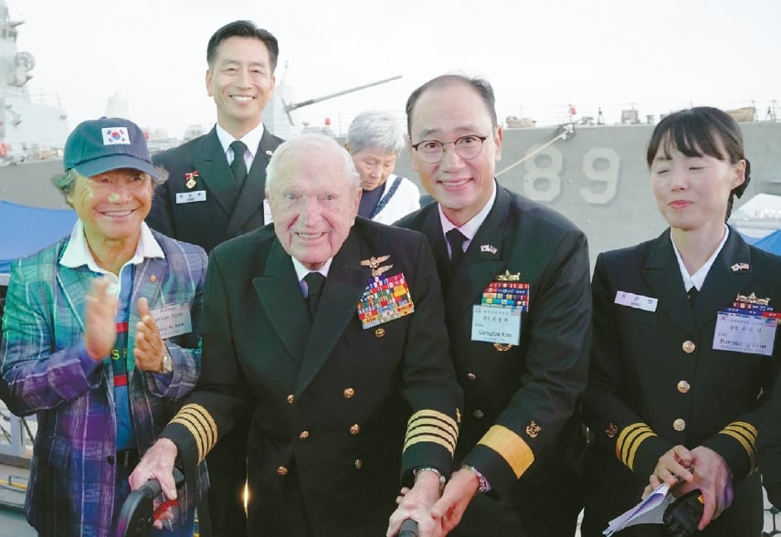 한국전 참전영웅인 로이스 윌리엄스 예비역 대령(99세, 태극무공훈장 수훈자)이 김동래 준장(사진 앞줄 오른쪽에서 두 번째)의 부축을 받아 한산도함에 올라 환히 웃고 있다. 8일 한산도함을 이끌고 샌디에이고에 들어온 한국해군순항훈련전단에서는 9일 저녁 윌리엄스 대령, 조주호 목사 등 한미 양국의 참전영웅들과 지역 한인들을 초청해 함상 리셉션을 열고 대한민국을 지켰던 이들에 대한 헌신과 희생에 감사의 마음을 전했다. 케빈 정 기자