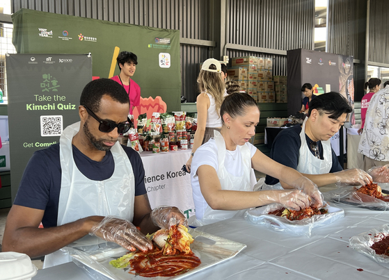 농림축산식품부와 한국농수산식품유통공사가 지난 5일과 6일 애틀랜타에서 개최한 K-FOOD 홍보 행사에서 참가자들이 김치를 만들고 있다. [사진 한국농수산식품유통공사 미주지역본부]