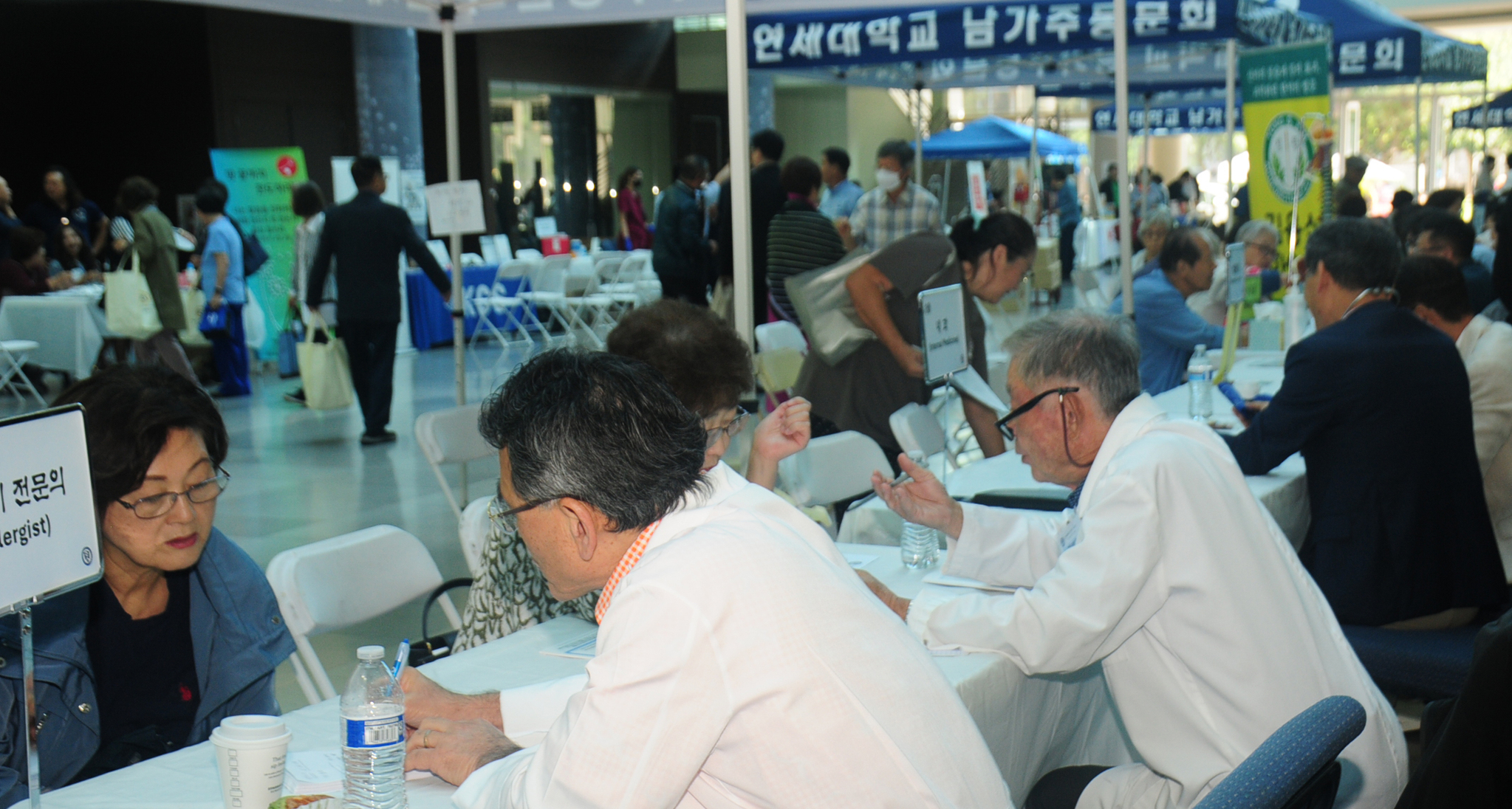 연세대학교 남가주동문회가 12일 은혜한인교회에서 개최한 연세 의료•건강 박람회 참가자들이 다양한 분야 전문의에게 건강 관련 상담을 받고 있다. [동문회 제공]